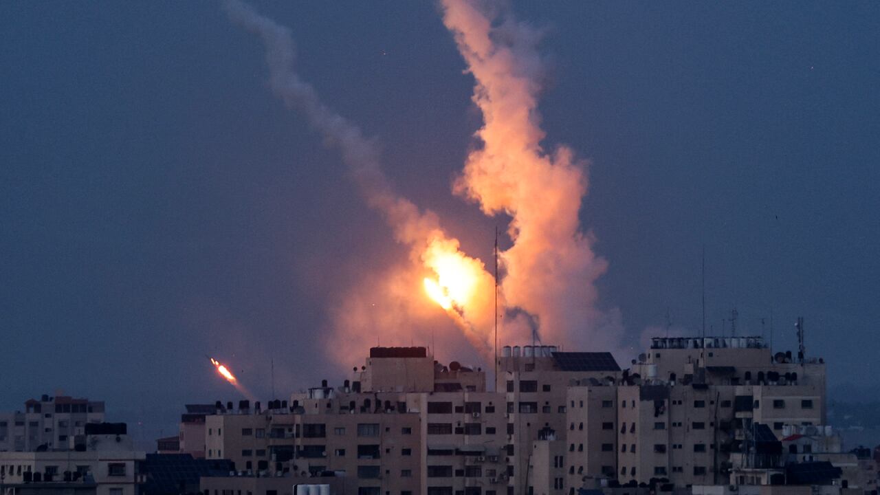 Se disparan cohetes desde la ciudad de Gaza hacia Israel.