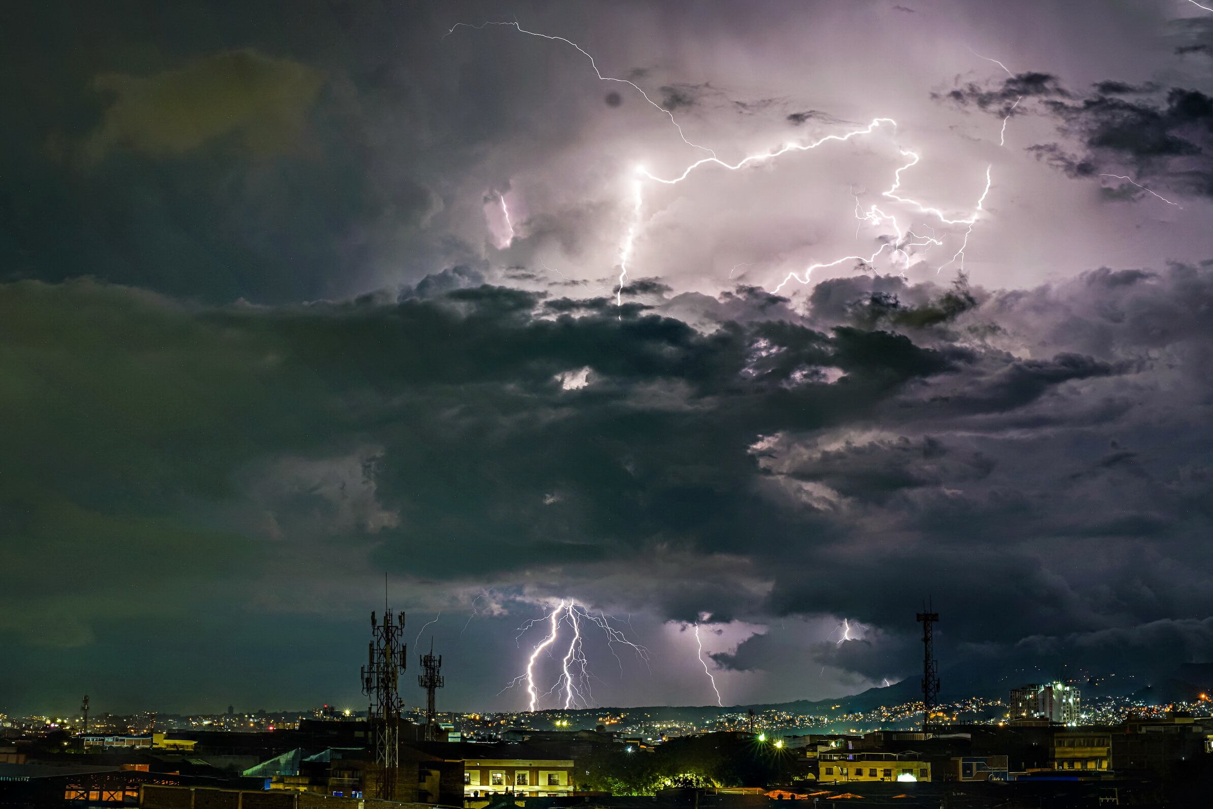 En la noche de este viernes se registraron en el sur de Cali, fuertes lluvias que causaron fuertes tormentas eléctricas. Sin embargo, las autoridades no reportaron graves emergencias, ni personas lesionadas. Foto Jorge Orozco / El País.