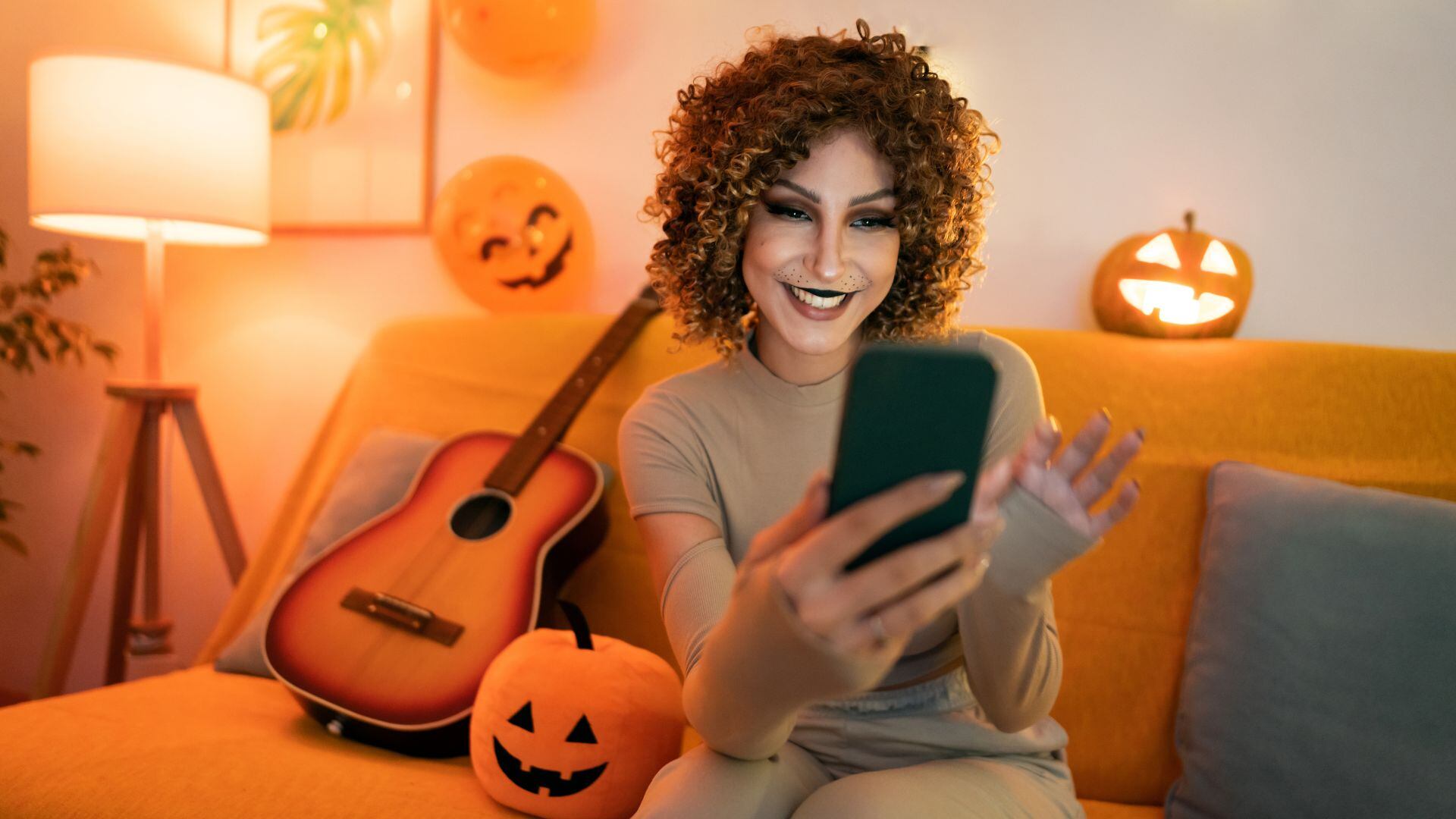 Cada vez más personas recurren a las plataformas digitales para encontrar ideas originales de disfraces para celebrar Halloween.