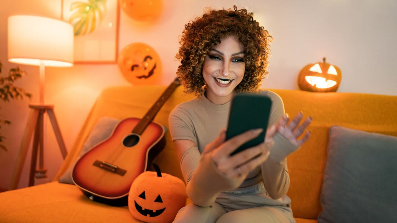 Cada vez más personas recurren a las plataformas digitales para encontrar ideas originales de disfraces para celebrar Halloween.