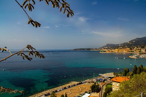 Entre tanto, un barco de la marina francesa decomisó un poco más de una tonelada de heroína a bordo de una embarcación que navegaba en aguas territoriales francesas del océano Índico, anunció la prefectura de La Reunion.