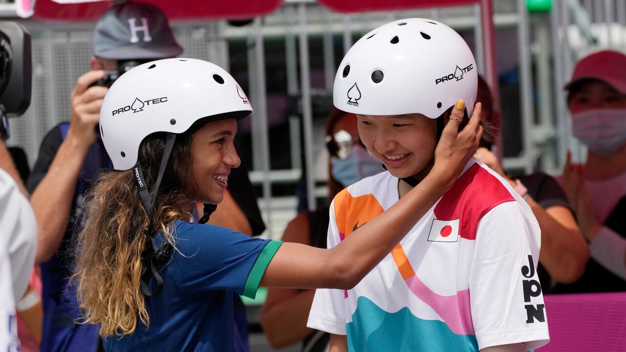 La brasileña Rayssa Leal, ganadora de la medalla de plata, felicita a la japonesa Momiji Nishiya tras su triunfo en la final del skateboarding femenino.
