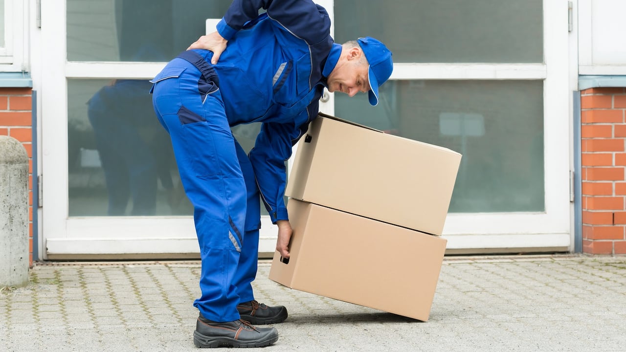 Para levantar una carga pesada se requiere agacharse con la columna recta.