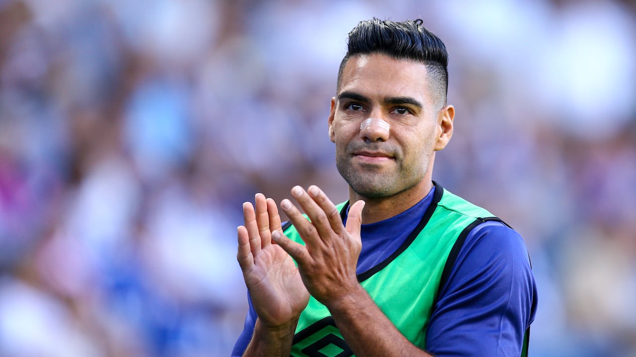 OPORTO, PORTUGAL - 29 DE JULIO: Radamel Falcao del Rayo Vallecano hace gestos durante el partido amistoso de pretemporada entre el FC Porto y el Rayo Vallecano en el Estadio do Dragao el 29 de julio de 2023 en Oporto, Portugal. (Foto de Diogo Cardoso/Getty Images)
