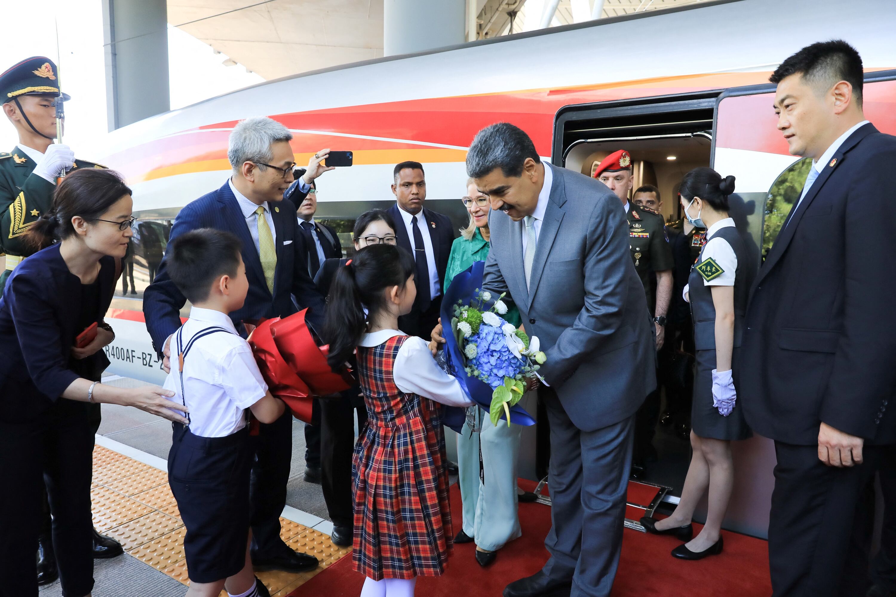 Maduro, que llegó el viernes a Shenzhen y debe quedarse hasta el jueves en su primera visita de Estado al gigante asiático desde 2018, grabó el mensaje en la montaña sagrada de Tai Shan, un famoso destino turístico en China del que dice ser un asiduo visitante.