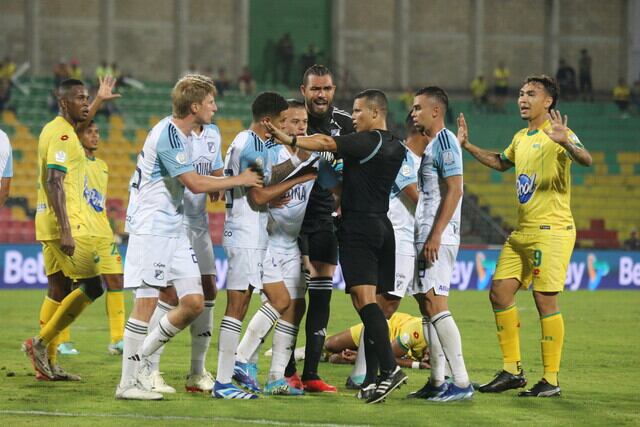 Árbitro Liz Suárez en medio del partido Bucaramanga vs. Millonarios.