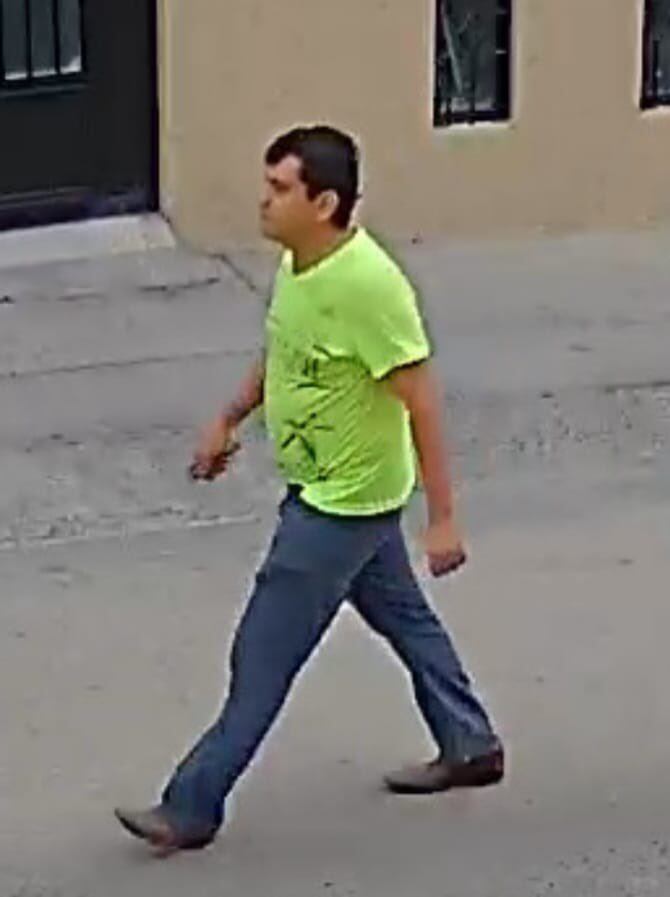 Las autoridades continúan con la búsqueda del hombre que le ocasionó las heridas mortales a la mujer.