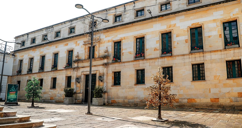 Según Gustavo Bolívar, desde la Cancillería se entregaron cuotas burocráticas a partidos políticos en consulados de Colombia en el exterior a cambio de su apoyo en el Congreso.