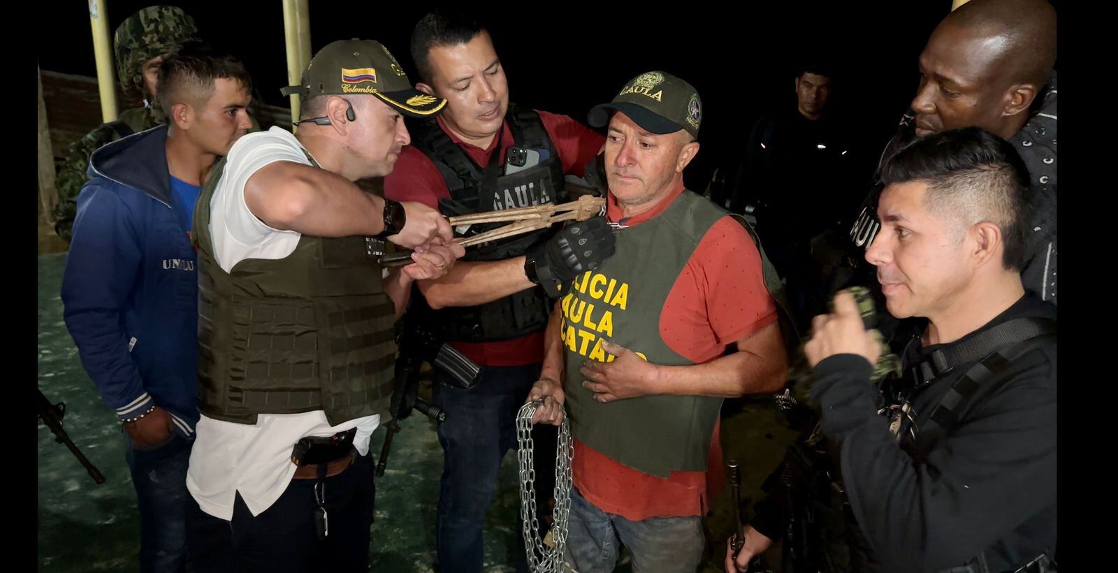 La víctima estaba encadenado de manos y cuello.