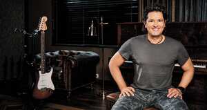 “Cuando trabajas la música de tu tierra, te comprometes más con ella, porque vas a los territorios donde nace y te das cuenta de que está conectada con la gente”.