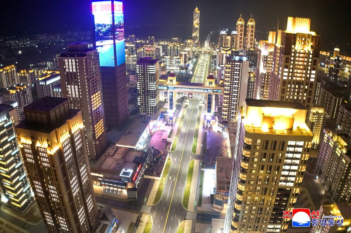 Esta fotografía tomada el 3 de abril de 2025 y publicada por la Agencia Central de Noticias Coreana (KCNA) oficial de Corea del Norte el 4 de abril de 2025 muestra una vista general de la tercera fase de construcción en el distrito Hwasong de Pyongyang. (Foto de KCNA VIA KNS / AFP)