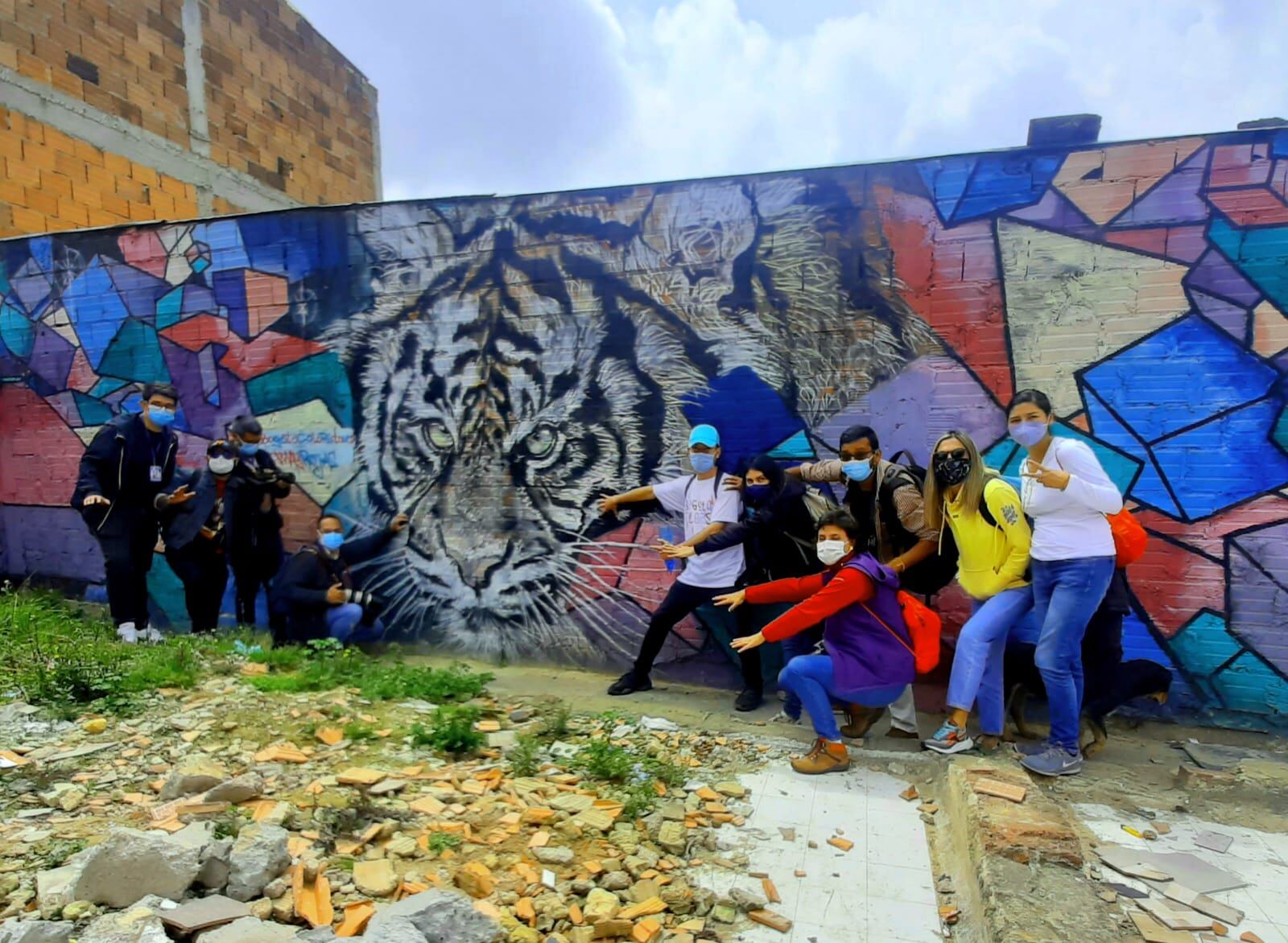 Los turistas que visitan el barrio Paraíso también pueden hacer intervenciones artísticas. Sus pinturas se volverán parte del recorrido.