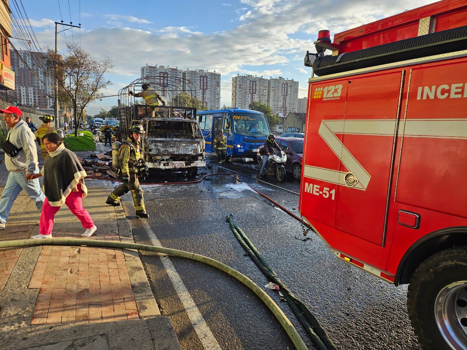 Los bomberos llegaron al punto y controlaron la emergencia.