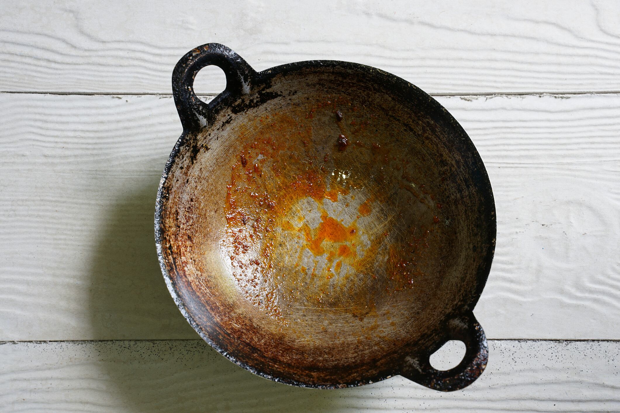 Crear una capa protectora en la olla ayuda a mantener los alimentos separados y simplifica la limpieza posterior.