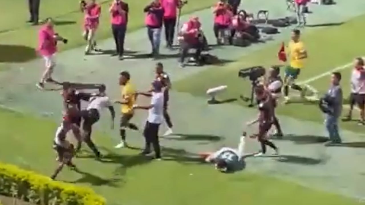 Pelea entre jugadores del Cúcuta y Barranquilla.