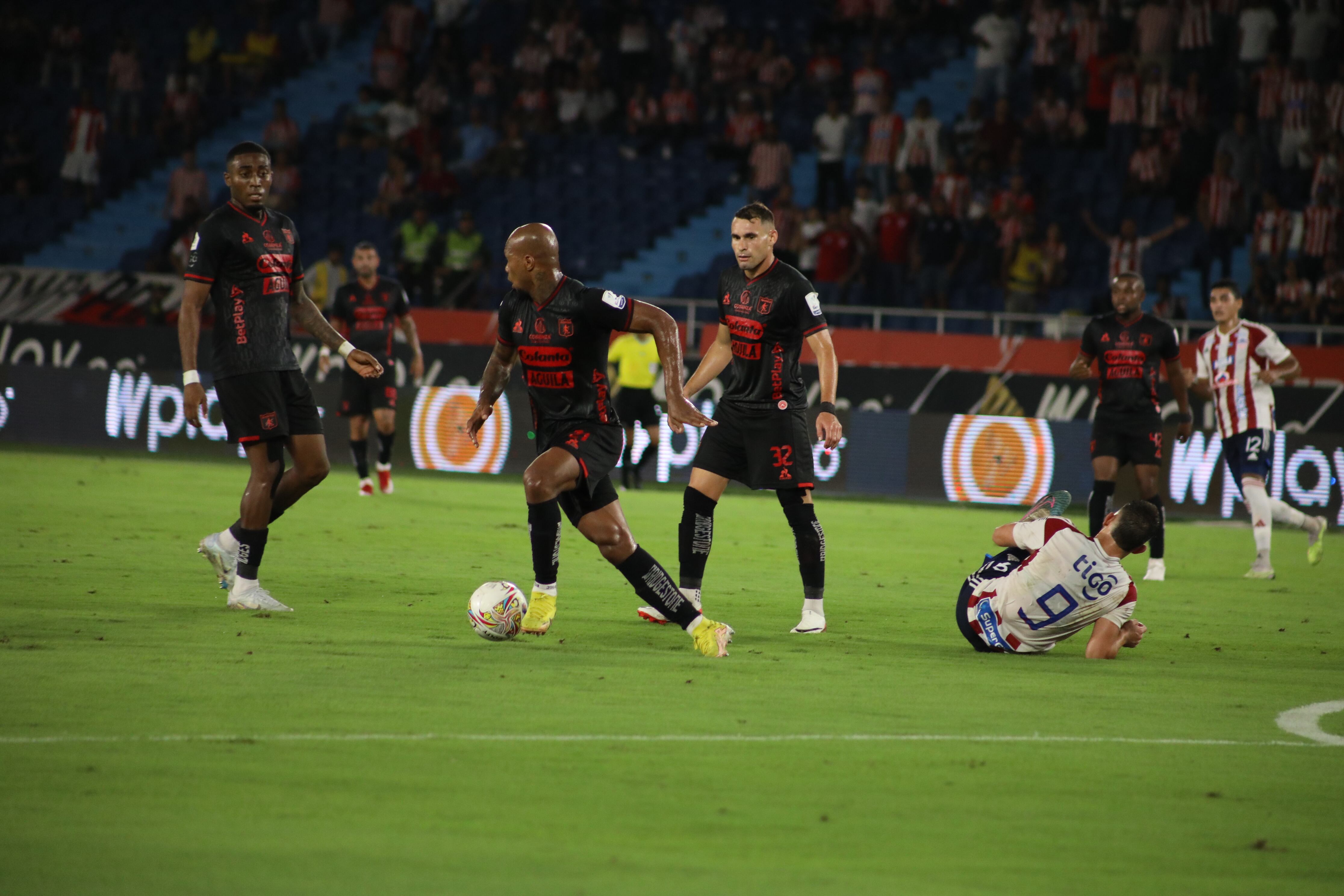 Edwin Velasco controlando un balón tras robárselo a Lencina.