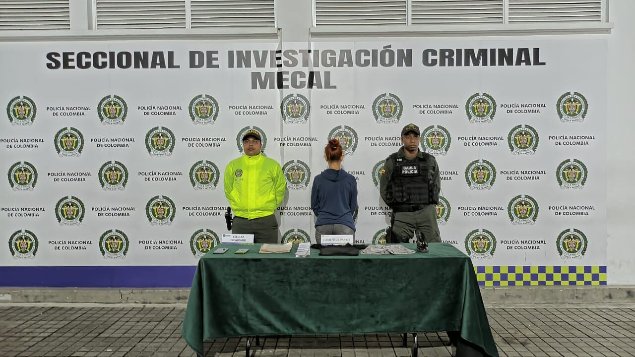 La mujer capturada fue dejada a disposición de la Fiscalía General de la Nación.