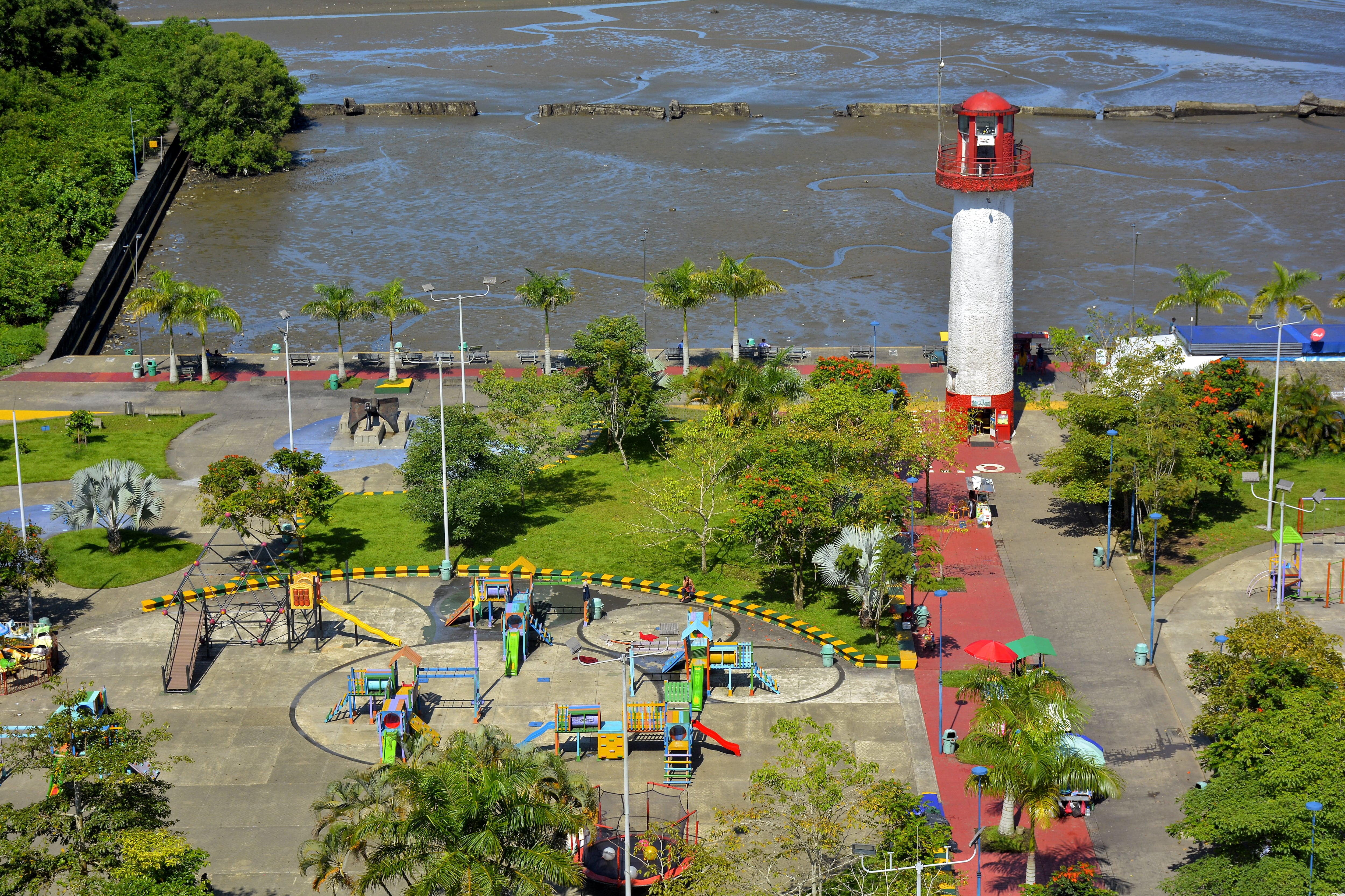 Buenaventura como destino turístico. El pasado miércoles 22 de noviembre, Buenaventura recibió por primera vez un crucero en su puerto. En el navío bautizado MS Hamburg arribaron cuatrocientos turistas alemanes, que desembarcaron para conocer la oferta cultural, gastronómica y natural del distrito especial.