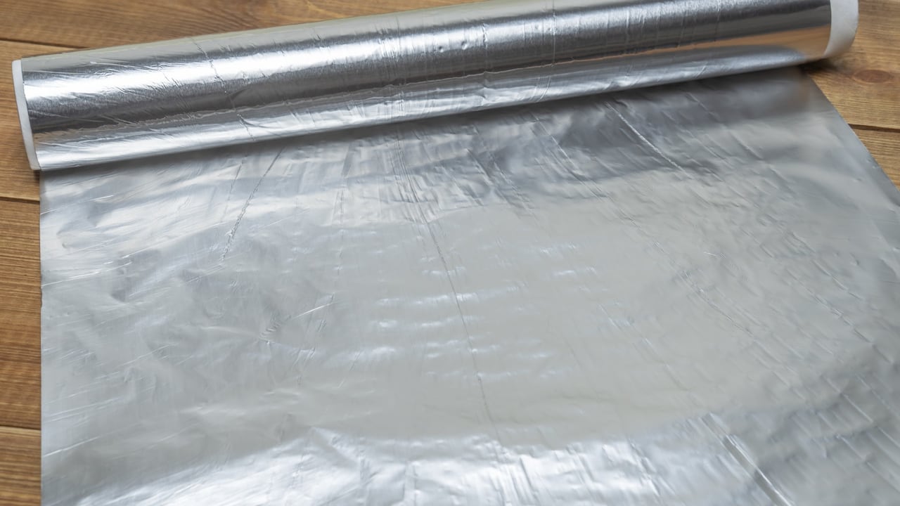 El papel aluminio en el colchón tiene grandes beneficios para dormir.