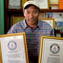 Con más de dos décadas como guía, escaló por primera vez hasta la cumbre del Everest en 1994 cuando trabajaba para una expedición comercial.