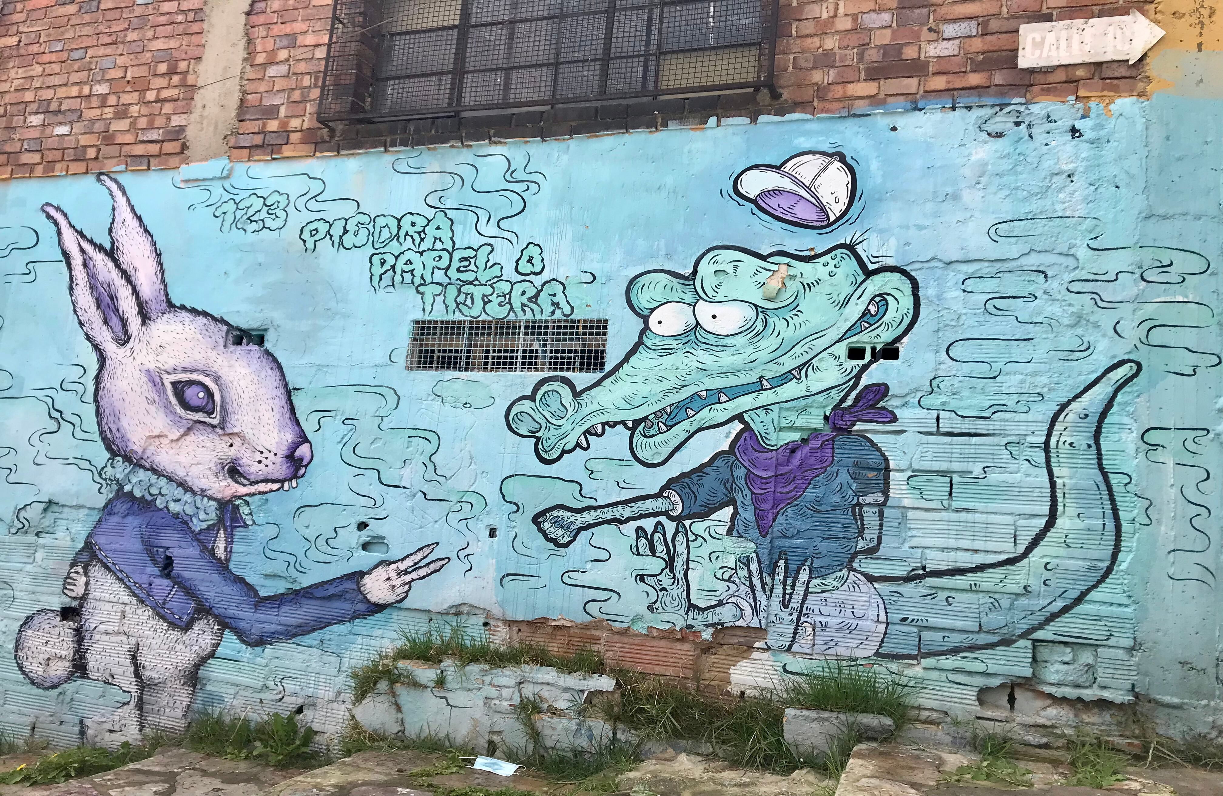 Las fachadas de las casas tienen grafitis y obras de arte que plasman la historia del barrio, sus habitantes y hacen referencia a esas fronteras invisibles que existen. Estos dibujos son hoy también una especie de homenaje a quienes han perdido la vida en este lugar. Breaking Borders nació como una alternativa para generar empleo a expandilleros del barrio. Para ello realizan recorridos con turistas y gestionan el apoyo de fundaciones. Foto: Cortesía Breaking Borders