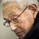 El exsecretario de Estado de Estados Unidos, Henry Kissinger, escucha mientras lo presentan en una ceremonia en honor a su carrera diplomática el 9 de mayo de 2016 en el Pentágono en Washington, DC. El exsecretario de Estado estadounidense Henry Kissinger, figura clave de la diplomacia estadounidense en la era posterior a la Segunda Guerra Mundial, murió el 29 de noviembre de 2023 a la edad de 100 años. (Foto de Brendan Smialowski / AFP)