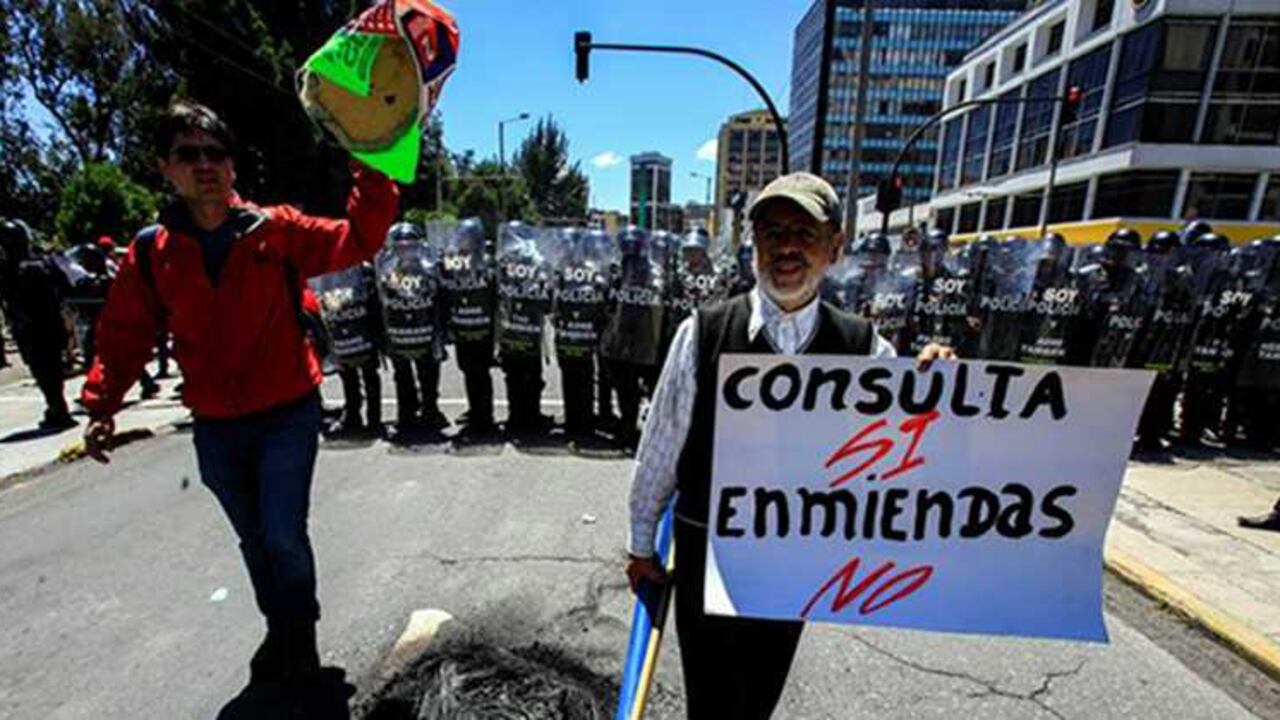 Se presentaron algunas protestas mientras se adelantaba el último debate para tomar la decisión.