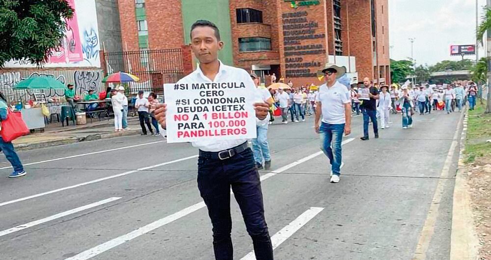 Edwin Victoria en una protesta contra el gobierno de Gustavo Petro.