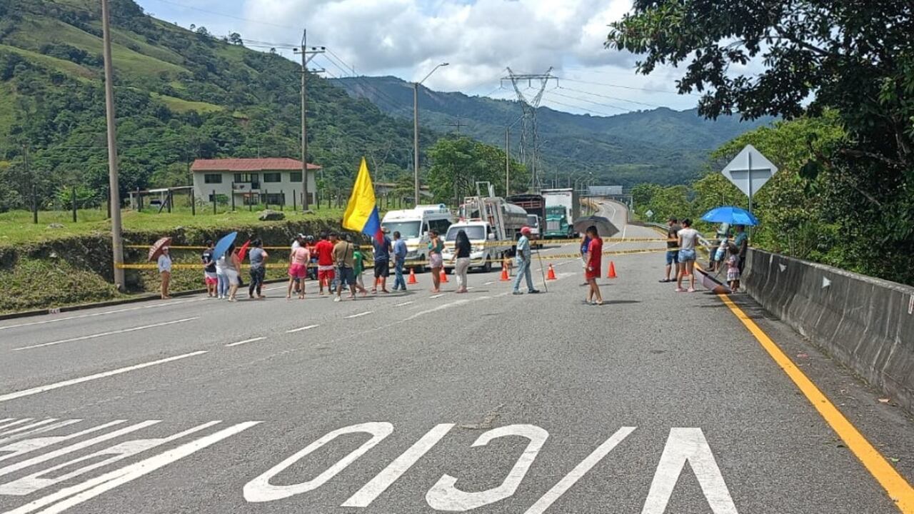 Cierre total al sentido Villavicencio Bogotá por parte de la comunidad a la altura del K72+500.