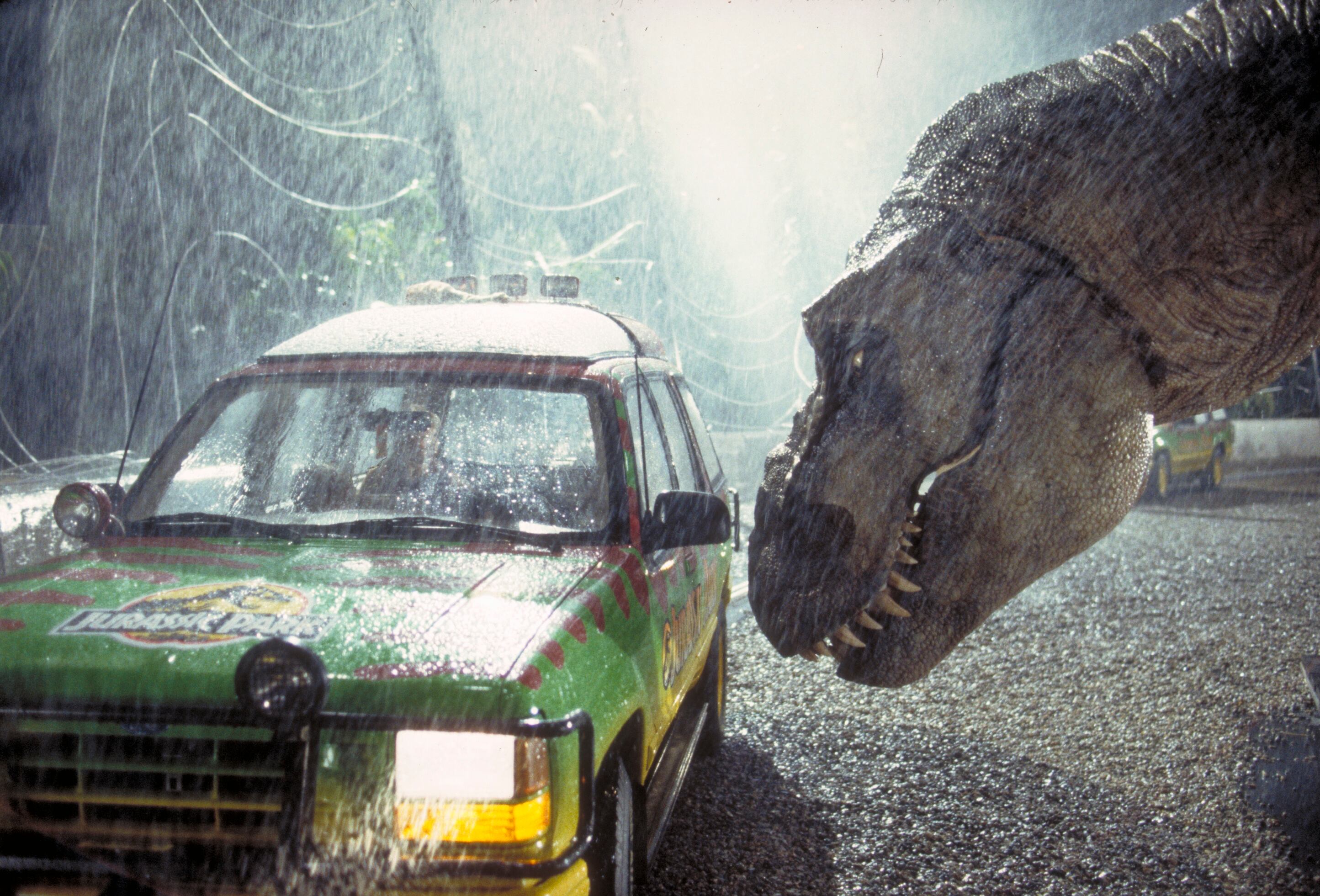 Un Tiranosaurio Rex amenaza a los primeros clientes del parque temático en una escena de la película 'Jurassic Park', 1993.