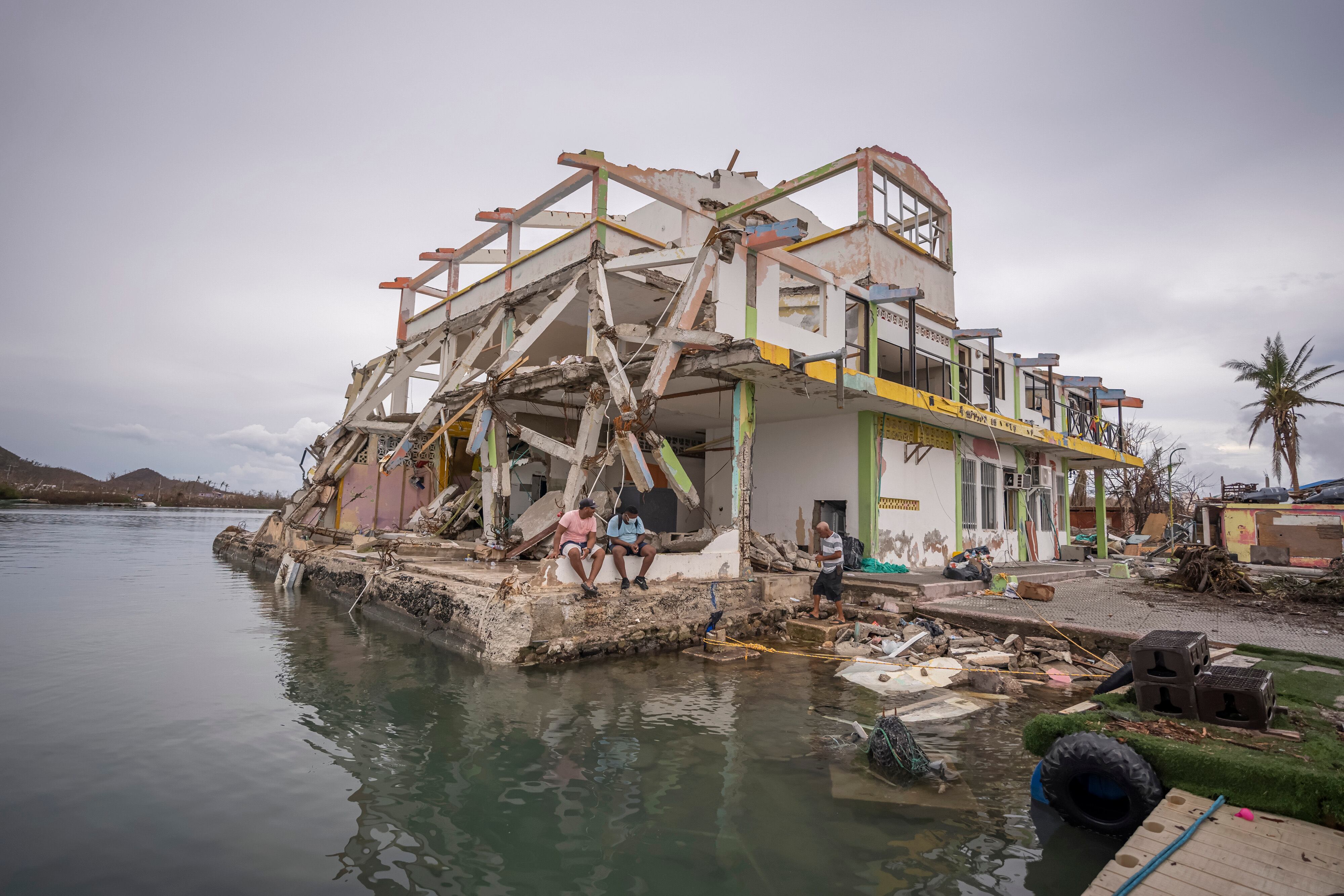 ISLA DE PROVIDENCIA, COLOMBIA - 22 DE NOVIEMBRE: Vista de una casa destruida en el puerto el 22 de noviembre de 2020 en Providencia, Colombia. Las islas de San Andrés, Providencia y Santa Catalina fueron azotadas por el huracán Iota en la madrugada del lunes 16 como tormenta de categoría 5, la más fuerte en afectar al país desde que se mantienen registros. La economía de las islas depende de la industria del turismo que ha estado sufriendo debido a las restricciones del coronavirus desde marzo. Según fuentes oficiales, el 98% de la infraestructura de la isla de Providencia fue destruida por los vientos de Iota. El presidente Duque se comunicó con el gobierno de los Estados Unidos en busca de ayuda humanitaria y asistencia en el manejo de crisis de huracanes durante su visita a Providencia y la isla de San Andrés la semana pasada. (Foto de Diego Cuevas / Getty Images)