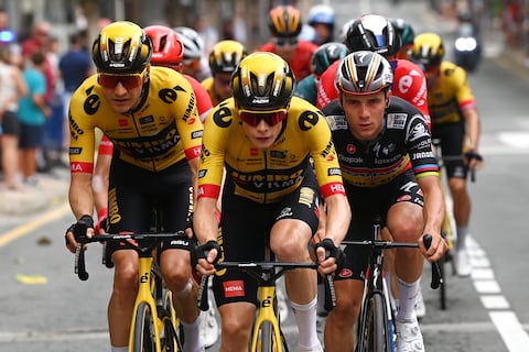 CARAVACA DE LA CRUZ, SPAIN - SEPTEMBER 03: (L-R) Wilco Kelderman of The Netherlands, Jonas Vingegaard of Denmark and Team Jumbo-Visma and Remco Evenepoel of Belgium and Team Soudal - Quick Step compete in the breakaway during the 78th Tour of Spain 2023, Stage 9 a 184,5 stage from Cartagena to Collado de la Cruz de Caravaca 1089m / #UCIWT / on September 03, 2023 in Collado de la Cruz de Caravaca, Spain. (Photo by Alexander Hassenstein/Getty Images)