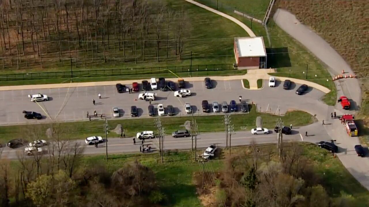En esta foto proporcionada por WJLA, la policía responde a la escena de un tiroteo en Frederick, Maryland, el martes 6 de abril de 2021. La policía dice que respondió a un tirador activo y que hay un par de víctimas. El departamento de policía dijo en Facebook el martes por la mañana que “el sospechoso está neutralizado. Hay dos víctimas con estatus desconocido ”.