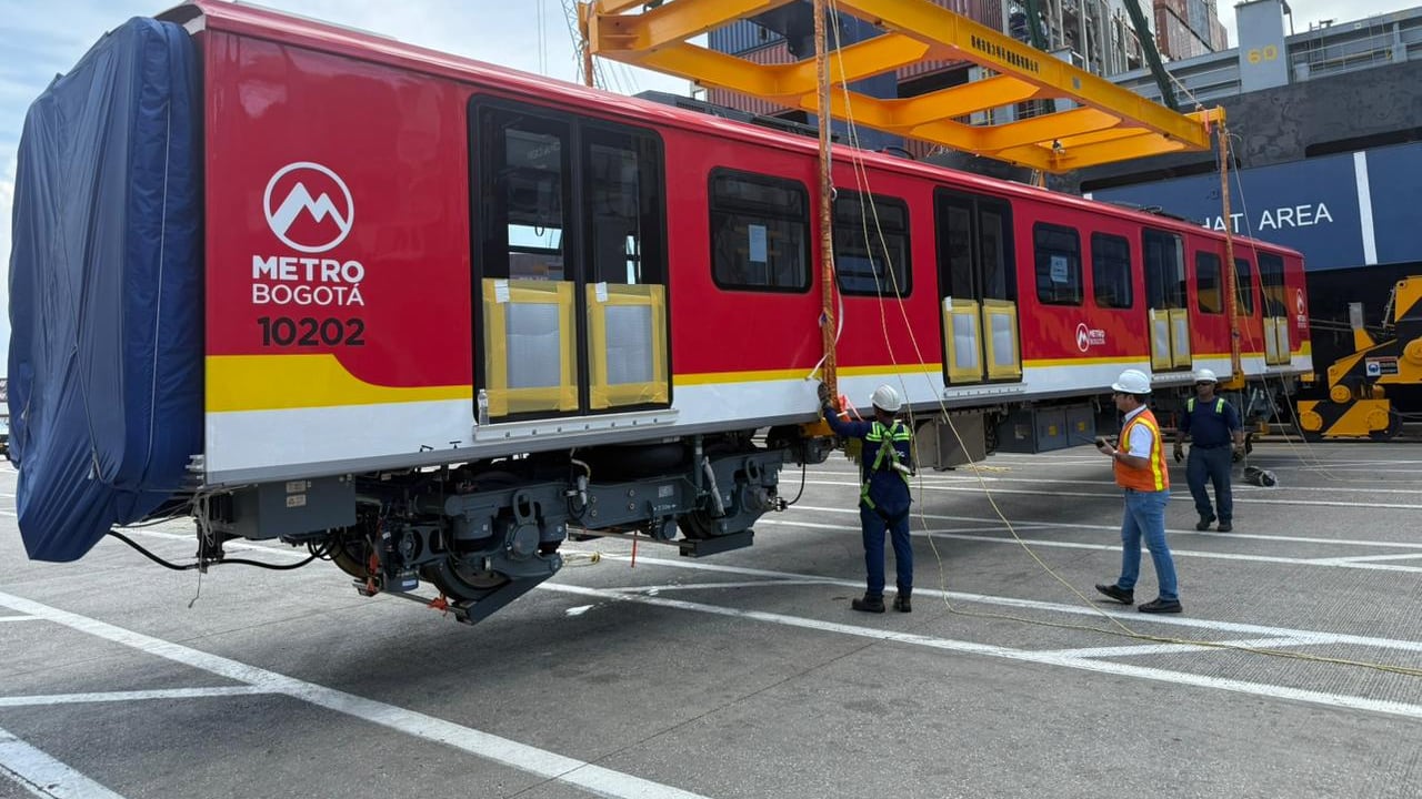 Ya está en Colombia el segundo tren del metro de Bogotá.