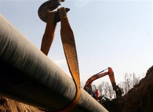 El oleoducto de 780 kilómetros de longitud transporta a diario unos 80.000 barriles de crudo que se producen en los campos de Caño Limón hasta el puerto de Coveñas.