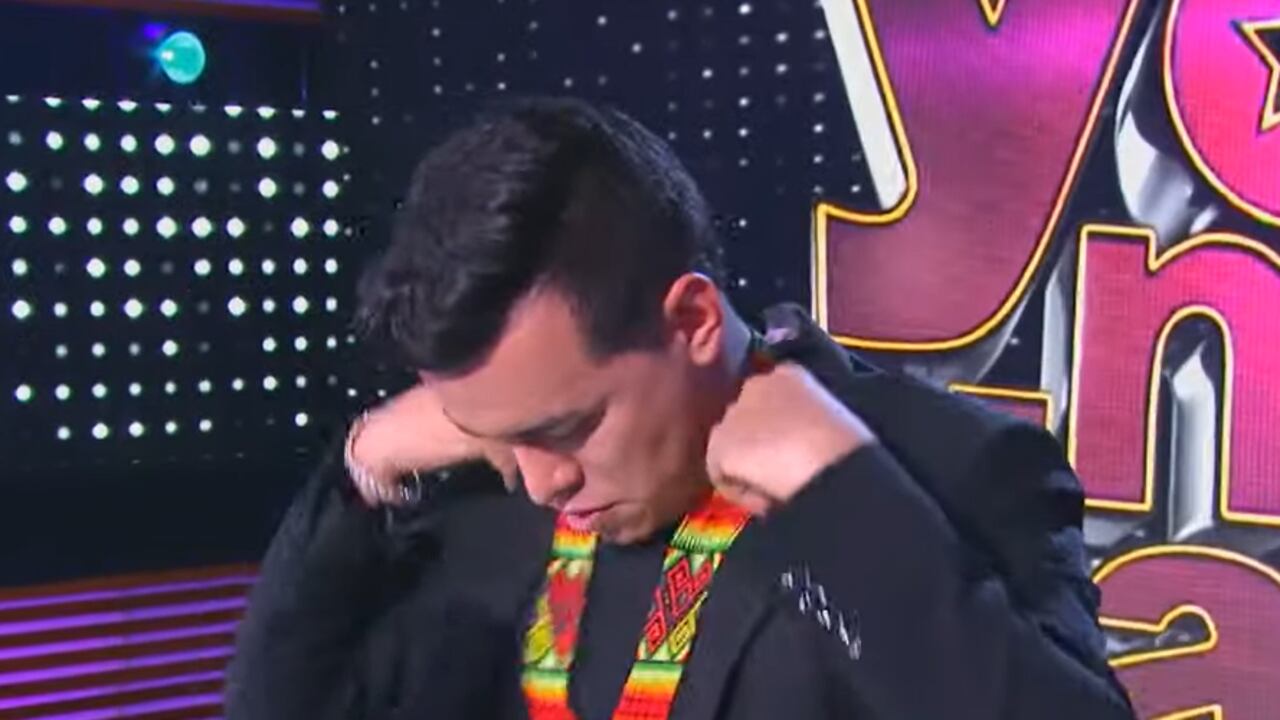 El jurado Yeison Jiménez recibió un regalo por parte de uno de los participantes. Foto: fotograma tomado de video youtube Caracol Televisión