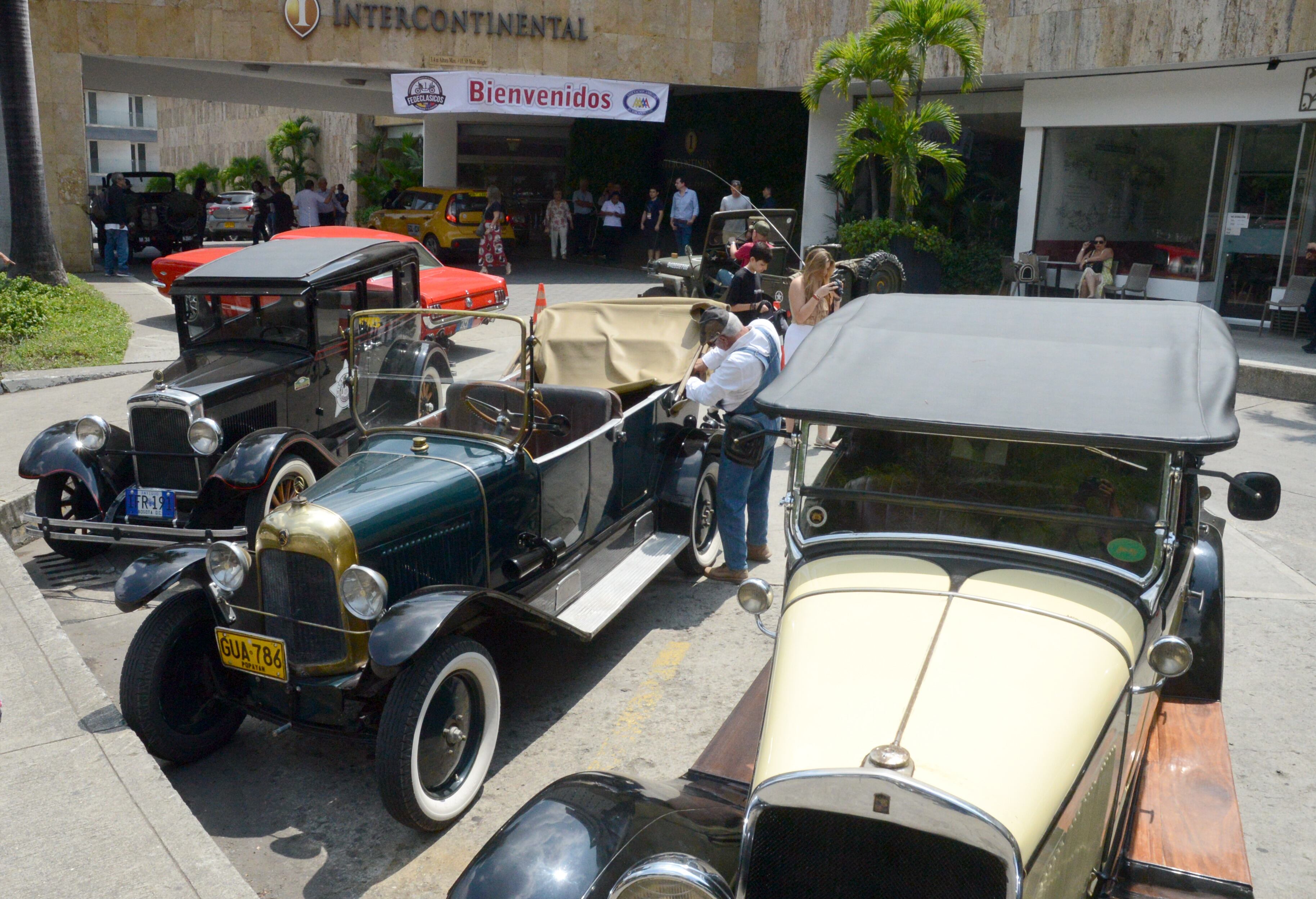 Cali: Por primera vez Encuentro Nacional de Autos Antiguos con la participación de más de cien carros antiguos de todo Colombia. foto José L Guzmán. EL País