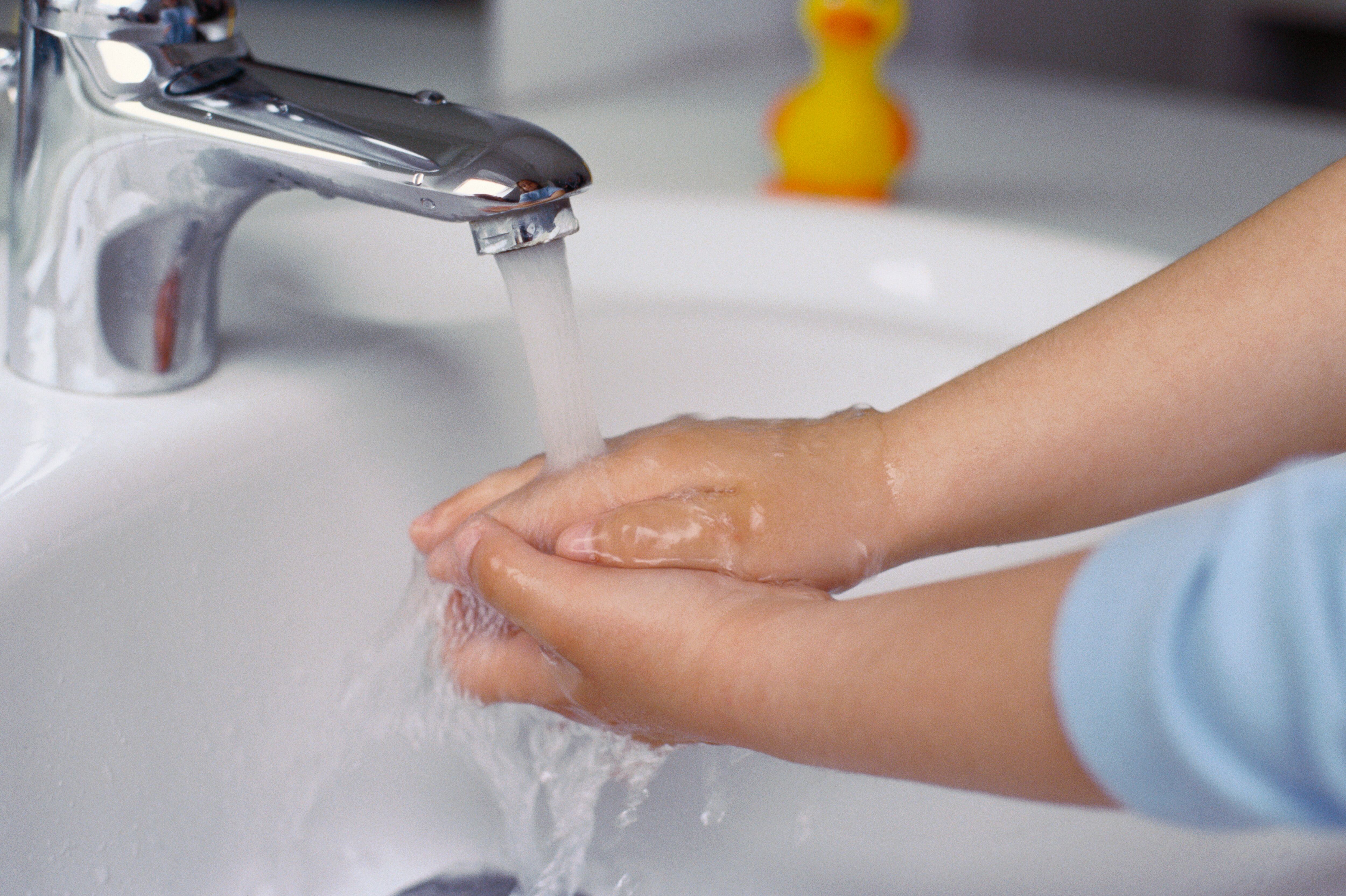 Niña lavándose las manos