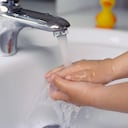 Niña lavándose las manos