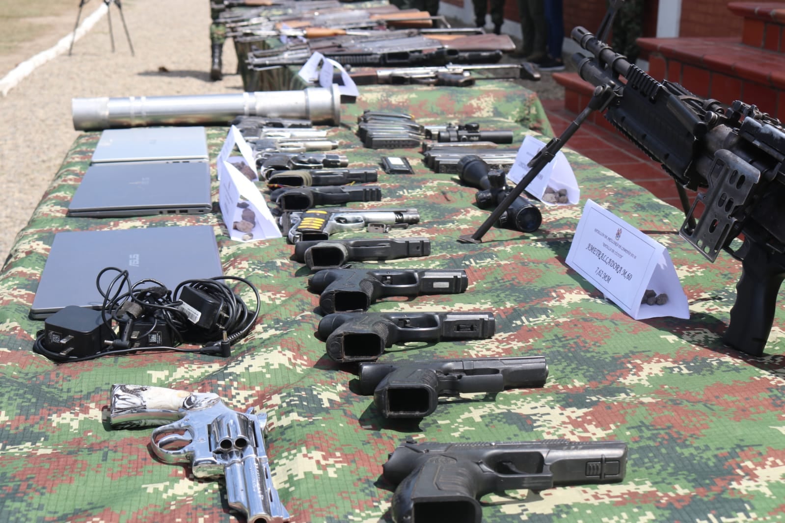 El Ejército Nacional ubicó en Norte de Santander un depósito ilegal de las disidencias con armamento, explosivos y material de intendencia.