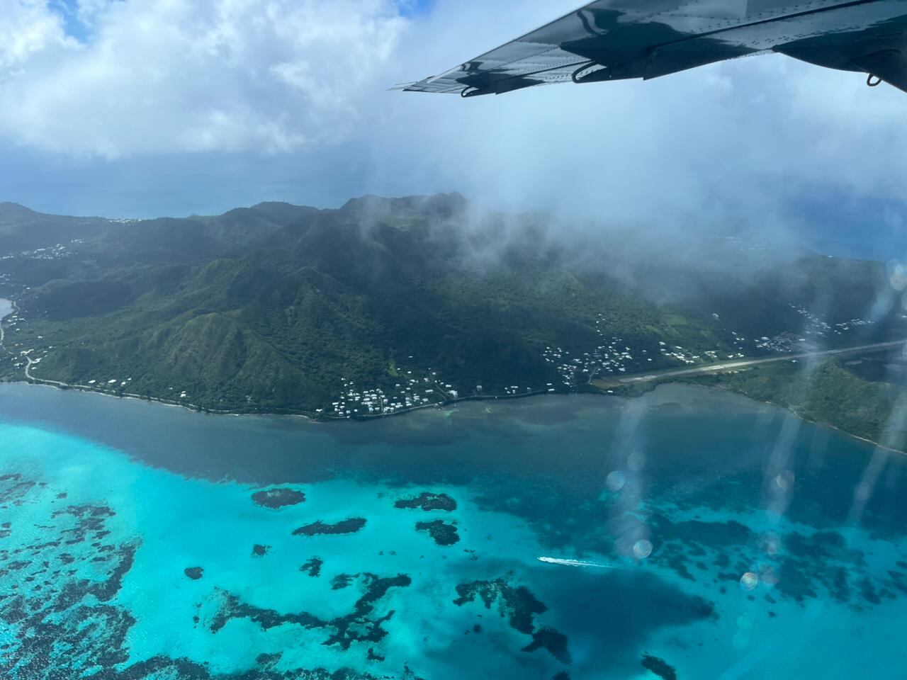 Armada recupera embarcación a la deriva en la isla de Providencia.