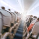 La ubicación al interior de un avión en medio de un vuelo.