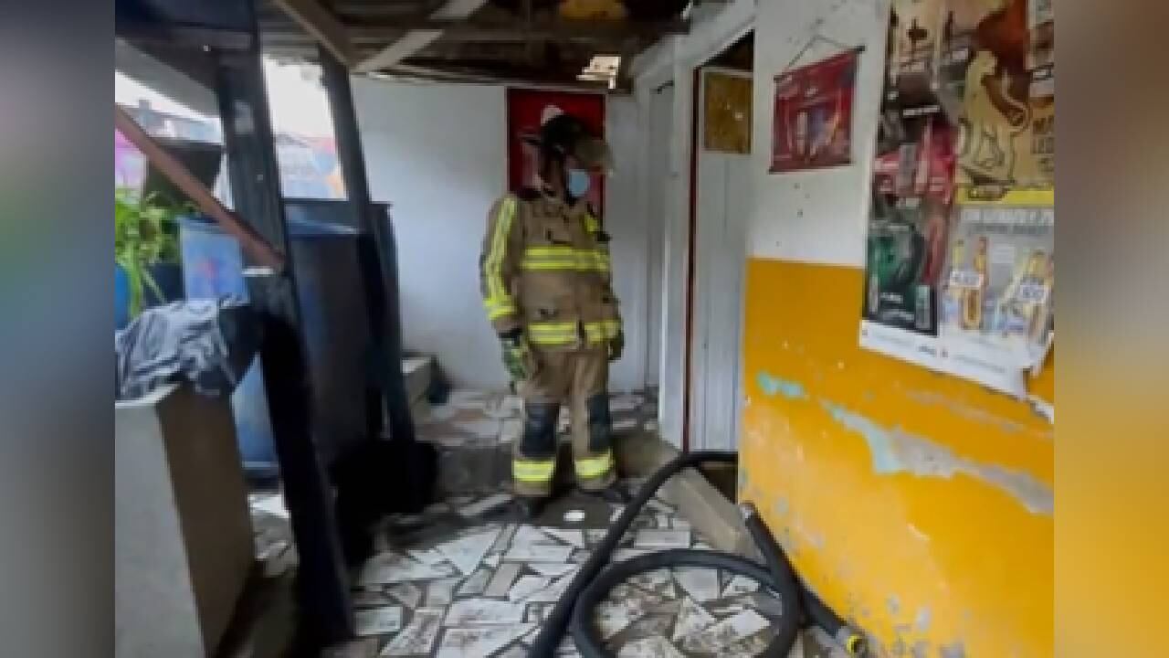 Bomberos atienden emergencia al norte de Bogotá por fuertes lluvias sobre la ciudad. Foto: Twitter @BomberosBogota.