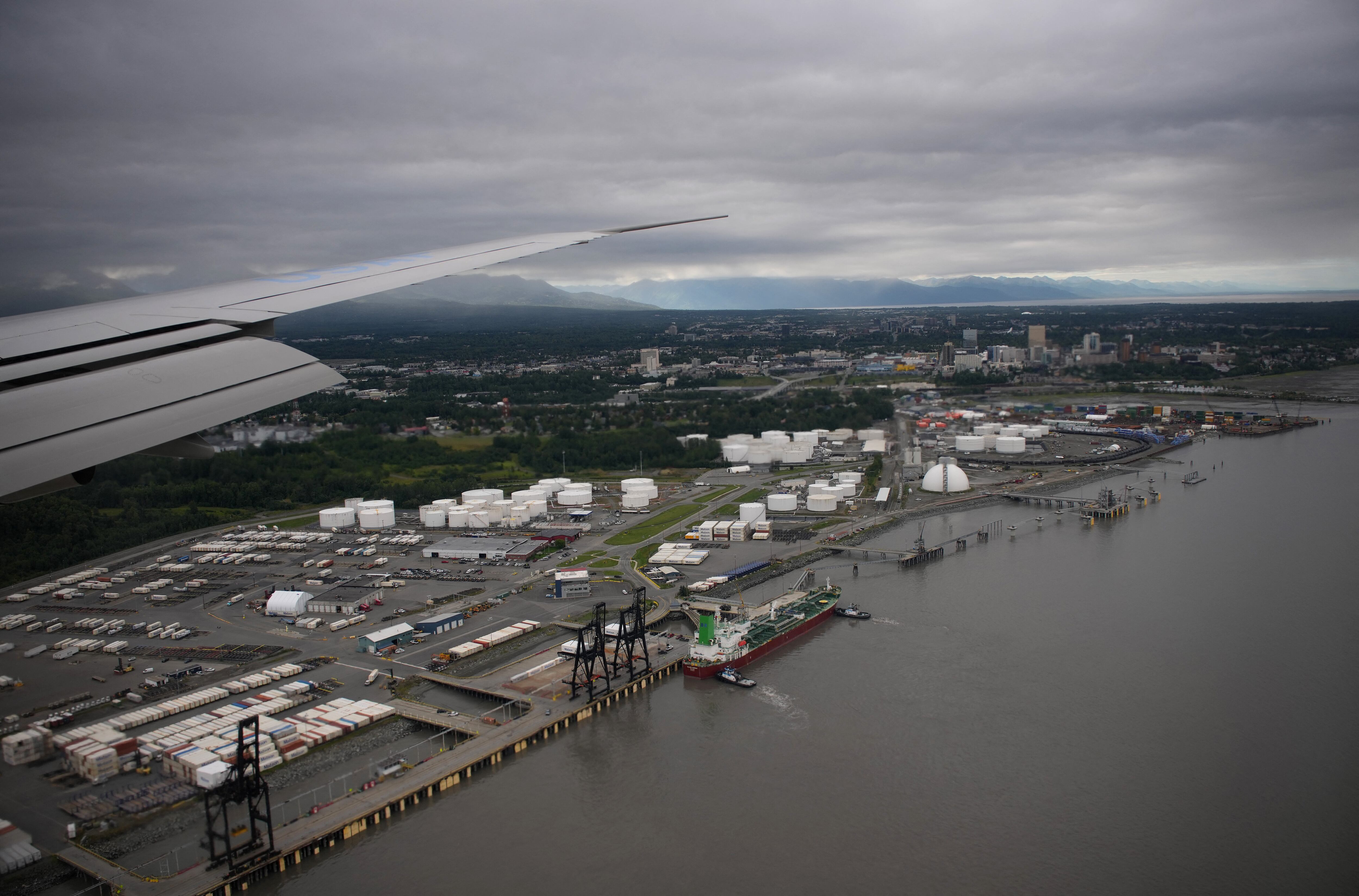 ANCHORAGE, ALASKA - 15 DE AGOSTO: Una vista desde el Air Force One mientras el presidente estadounidense Donald Trump se prepara para aterrizar en la Base Conjunta Elmendorf Richardson el 15 de agosto de 2025 en Anchorage, Alaska