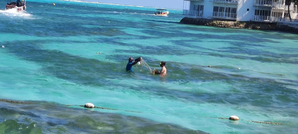 Turista encontró mallas artesanales con peces atrapados.