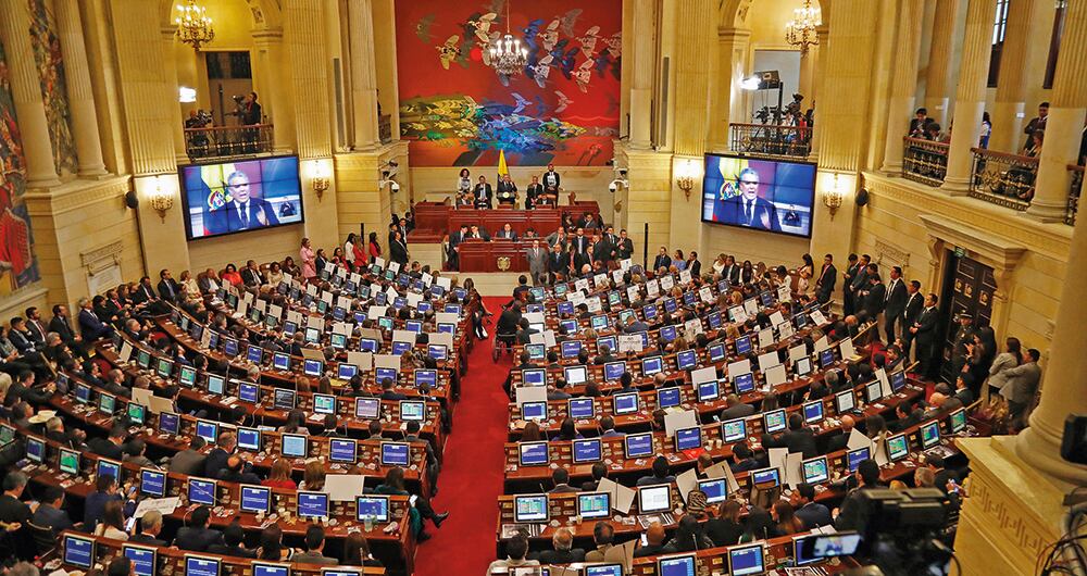 Aunque considera que la tributaria se debe discutir de manera urgente para evitar demagogia con los impuestos, desestimó propuestas como subir el IVA. Dijo que en el Congreso ya han planteado opciones como el impuesto moderado al patrimonio de las personas naturales y reducir el descuento del ICA en renta.