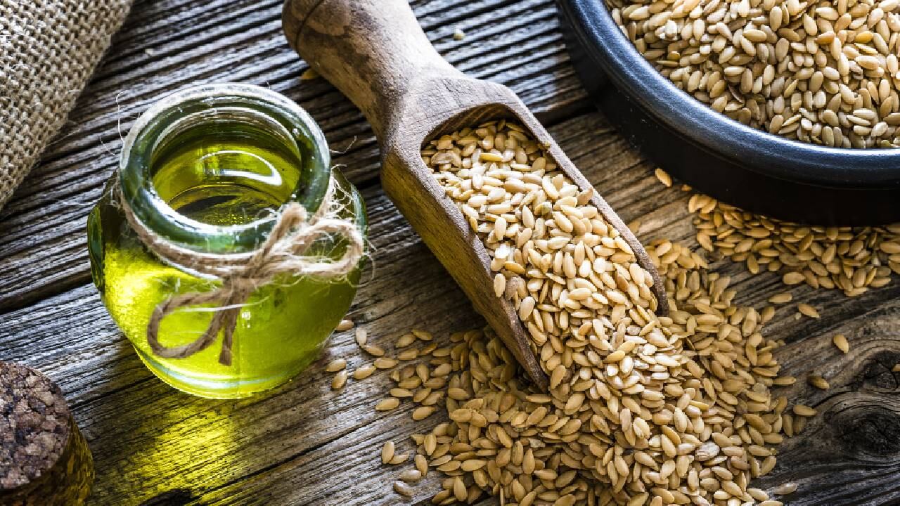 Expertos aconsejan tomar el agua de linaza en ayunas. Foto: Getty Images.