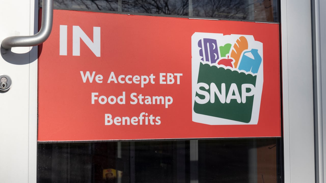 Las nuevas reglas federales podrían dejar a adultos mayores, padres y trabajadores de bajos ingresos sin la asistencia nutricional que reciben hoy.