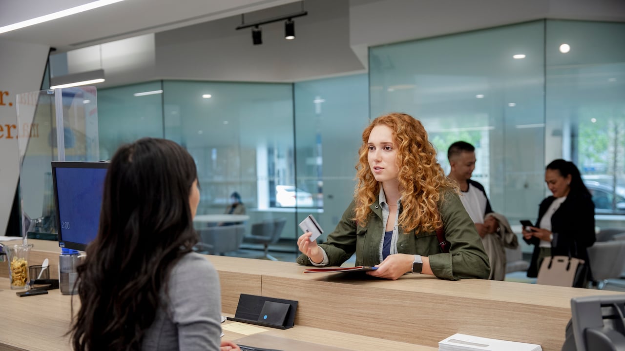 La inteligencia artificial (IA) es una rama de la informática que se enfoca en desarrollar sistemas y algoritmos capaces de realizar tareas que normalmente requieren de la inteligencia humana. Imagen de referencia.