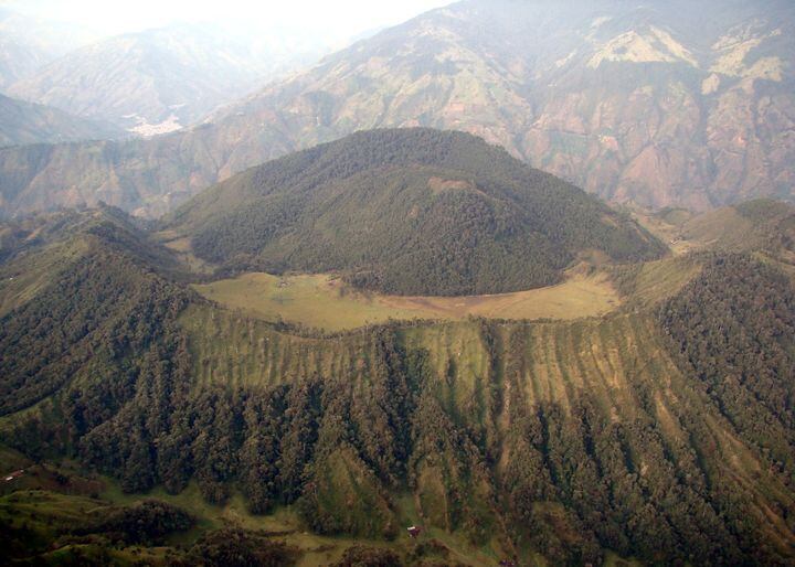 La sismicidad está asociada a fracturamiento de roca dentro del edificio volcánico
